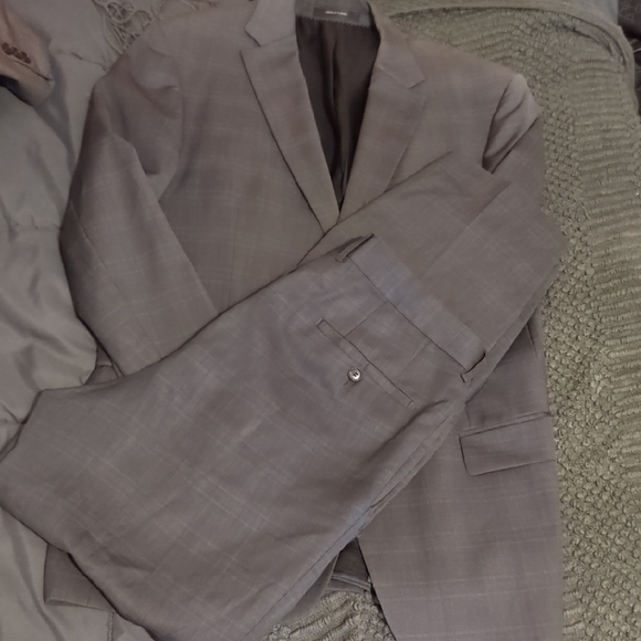Hugo Boss Men's Gray Suit Size Large And Pants Size 36 Waist